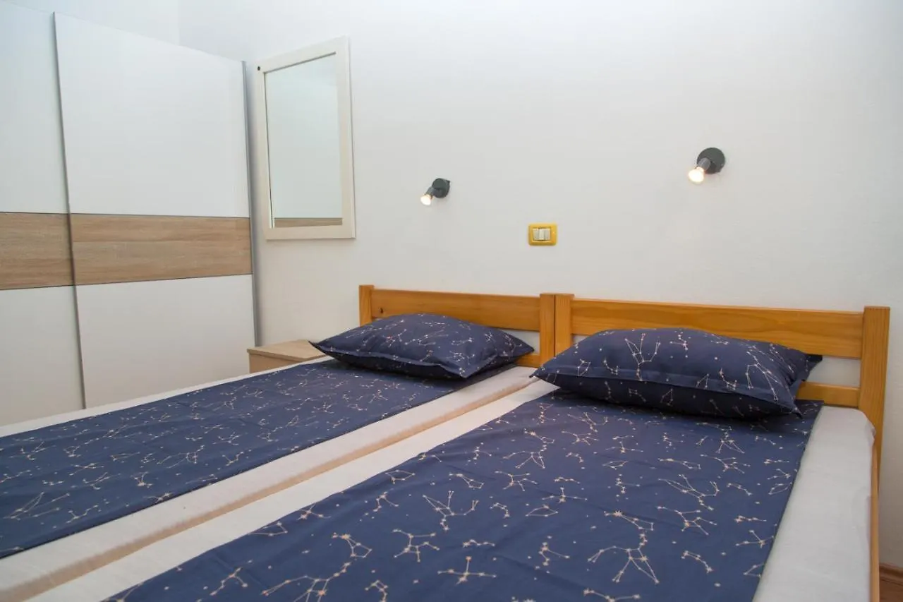 Quiet Apartment Amber Pula