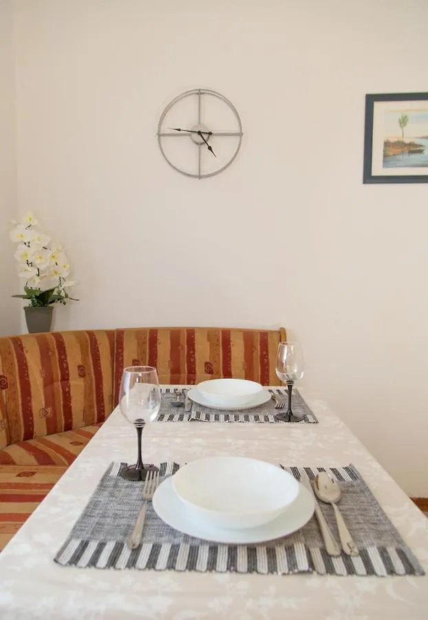 Quiet Apartment Amber Pula