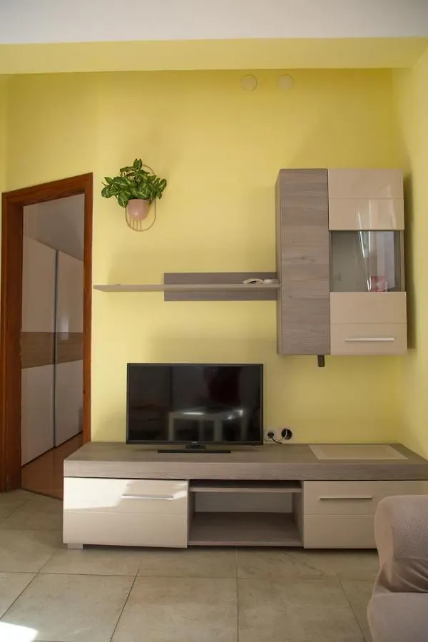 Quiet Apartment Amber Pula