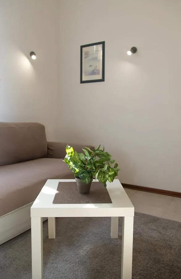 Quiet Apartment Amber Pula