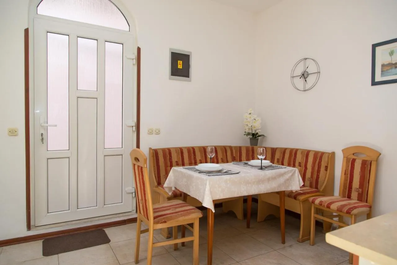 Quiet Apartment Amber Pula